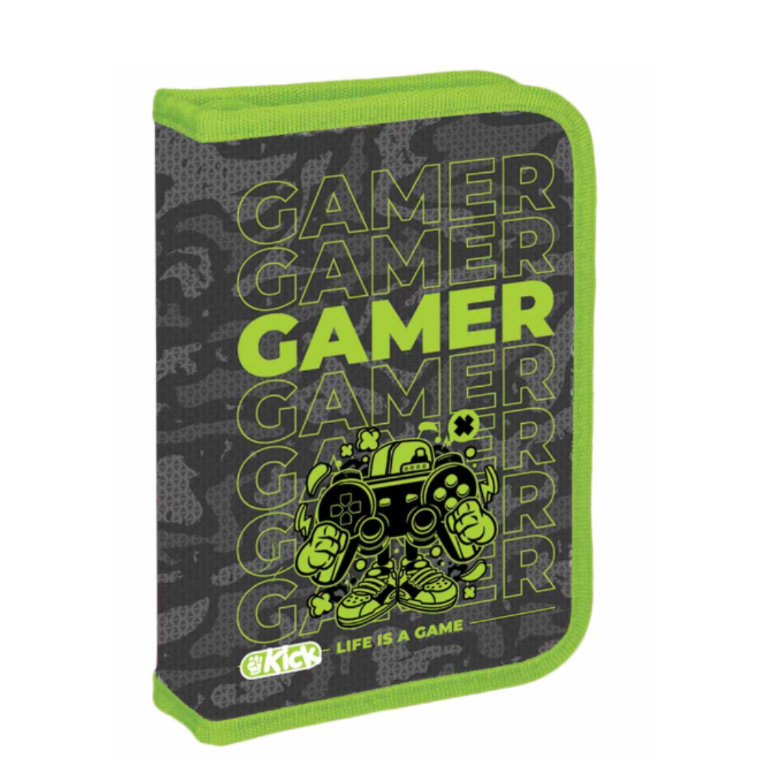 Pernica 1 Zip Kick Gamer sa motivom iz sveta video igara, sa jednim zipom za lako otvaranje i zatvaranje, prostrana i izdržljiva, napravljena od vodootpornih materijala, idealna za organizaciju školskog pribora.