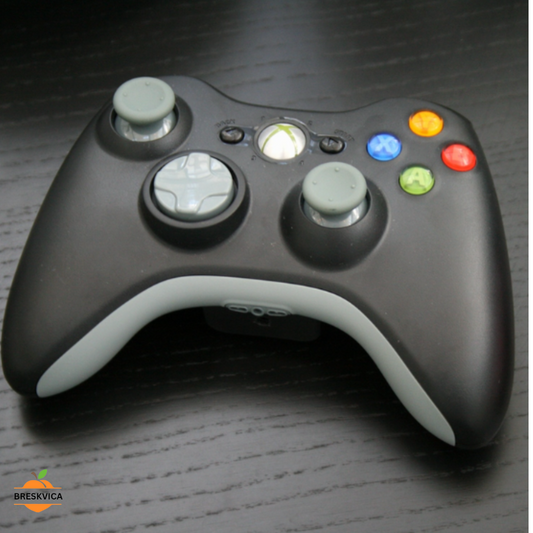 Bežični džojstik Xbox 360 sa ergonomskim dizajnom, preciznim analognim stickovima i dual vibracijom za intenzivno gejming iskustvo.